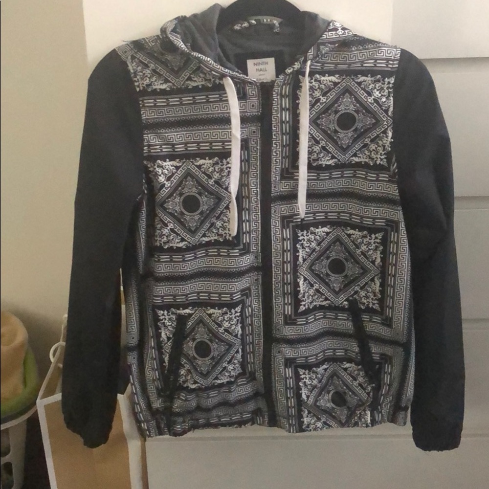 Lightweight lined windbreaker